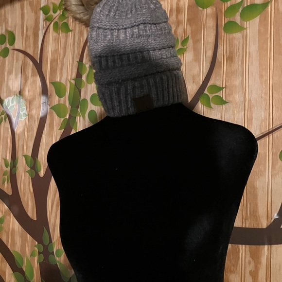 Adult pompom beanie CC. - Picture 2 of 4